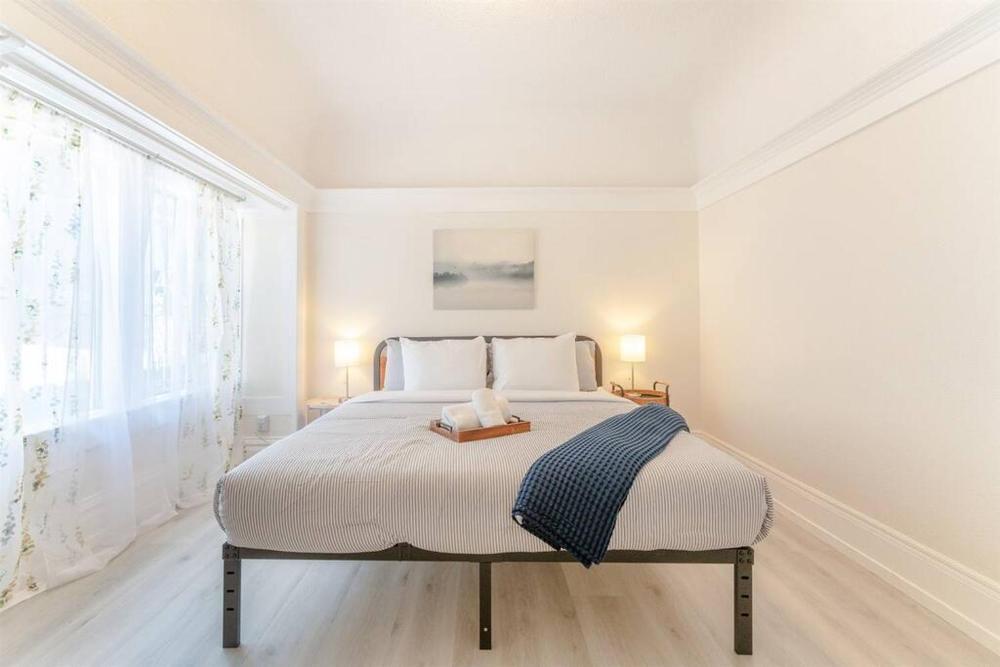 Modern Apt near all conveniences